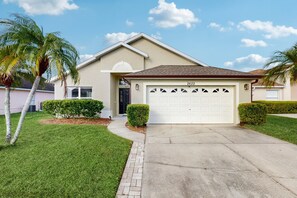 Exterior - Bright 3BR Pool Home With Screened Lanai, Jacuzzi & Near Disney Parks (Kissimmee)