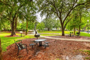 Outdoor dining - Spacious Family Friendly Home With Resort Style Shared Pool (Kissimmee)