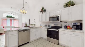 House, Multiple Beds, Pool Access, Pool View (Rosso Retreat) | Private kitchen