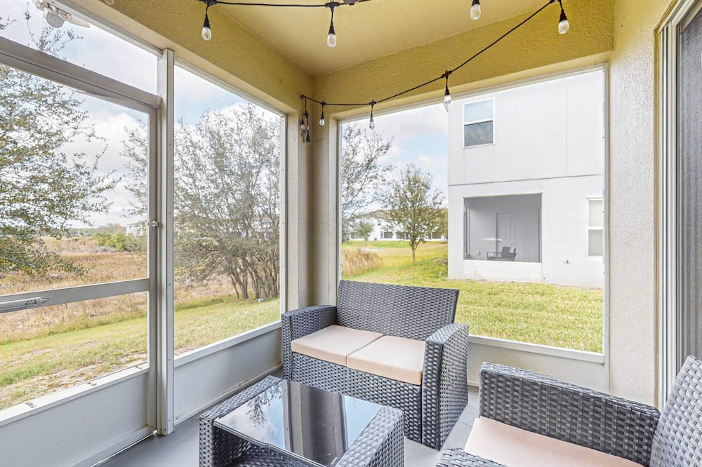 Cozy Townhouse With Private Screened Patio & Community Pool Near Theme Parks - Lake Lowery, FL