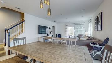 Huis, meerdere bedden, patio, uitzicht op zwembad (Paradise on Primrose)