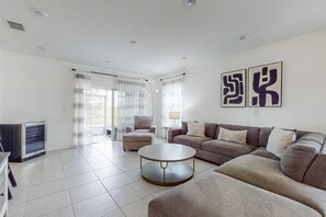 Maison, plusieurs lits, patio, vue piscine (Paradise on Primrose) | Coin séjour