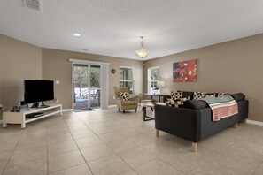 Living area - Grand Home With Private Screened Pool, Grill, Streaming, W/d, & AC (Kissimmee)