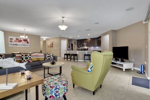 Living area - Grand Home With Private Screened Pool, Grill, Streaming, W/d, & AC (Kissimmee)