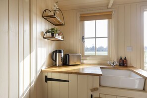 Interior - Riverside Cottage and Shepherd’s Hut with Hot Tub (Tewkesbury)