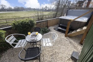 Outdoor dining - Riverside Cottage and Shepherd’s Hut with Hot Tub (Tewkesbury)