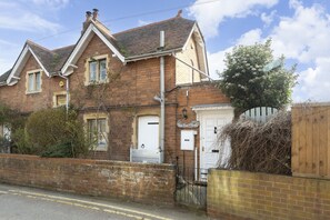 Exterior - Riverside Cottage and Shepherd’s Hut with Hot Tub (Tewkesbury)