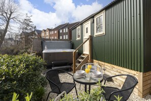 Outdoor dining - Riverside Cottage and Shepherd’s Hut with Hot Tub (Tewkesbury)