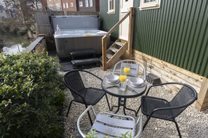 Outdoor dining - Riverside Cottage and Shepherd’s Hut with Hot Tub (Tewkesbury)
