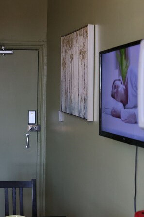 Interior - comfortable stay featuring a fully equipped kitchen. (London)