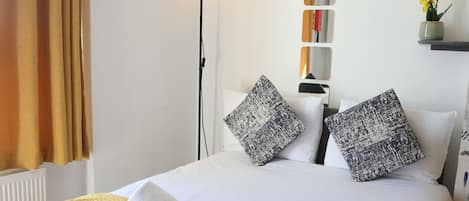 1 habitación, tabla de planchar con plancha, wifi gratis y ropa de cama