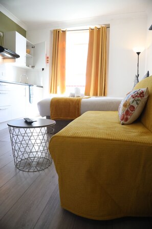 TV - comfortable stay featuring a fully equipped kitchen. (London)