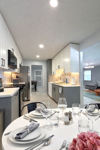 Modern Cozy Brown House | Stylish Stay Near Downtown