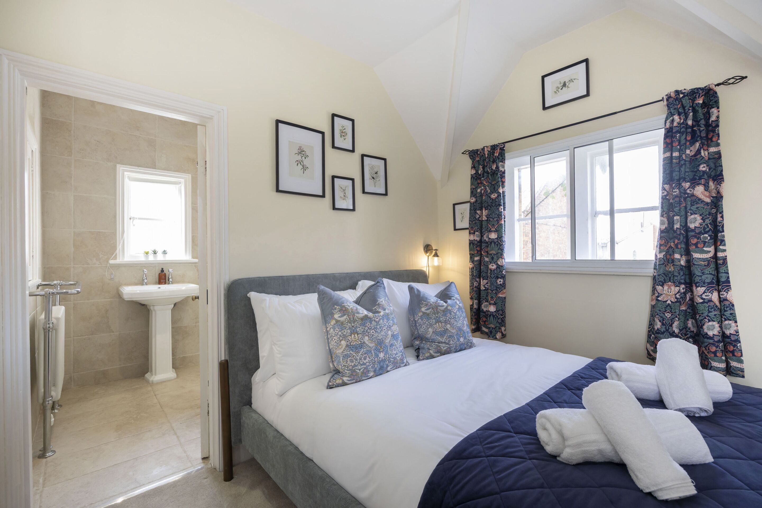 1 habitación, tabla de planchar con plancha y ropa de cama 