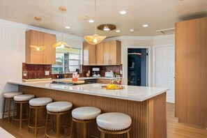 Fridge, microwave, oven, stovetop - Htd Pool, TikiHut, Pickleball, Golf, 7 mi to AMI (Bradenton)