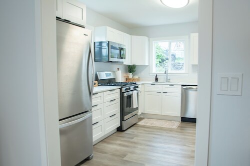 Cozy PNW Cottage 2BR Near Ferry, Base and Waterfront