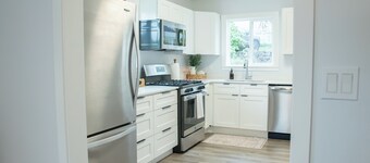 Cozy PNW Cottage 2BR Near Ferry, Base and Waterfront