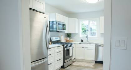 Cozy PNW Cottage 2BR Near Ferry, Base and Waterfront