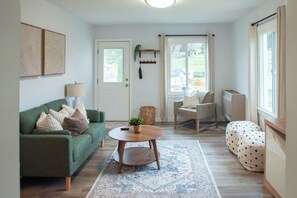 Smart TV, books - Cozy PNW Cottage 2BR Near Ferry, Base and Waterfront (Bremerton)