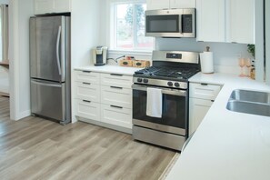 Fridge, microwave, oven, stovetop - Cozy PNW Cottage 2BR Near Ferry, Base and Waterfront (Bremerton)