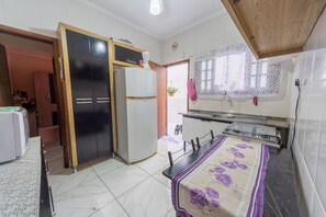 Fridge, microwave, coffee/tea maker, cookware/dishes/utensils - Casa com Área Gourmet a 5 min da Praia de Gaivotas (Itanhaém)