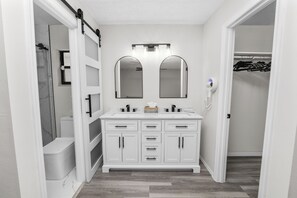 Douche, séchoir à cheveux, serviettes fournies, savon