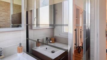 Douche, serviettes fournies