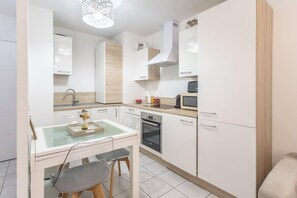 Kühlschrank, Mikrowelle, Ofen, Geschirrspüler