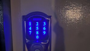 Cerradura de puerta con teclado numérico.