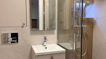 Comfort-Apartment, Stadtblick | Badezimmer