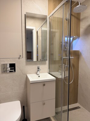 Comfort-Apartment, Stadtblick | Badezimmer