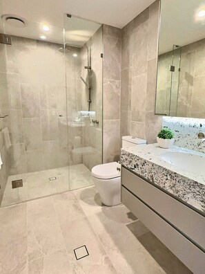 Hair dryer, towels - Modern 2BR Escape + Option for 2nd BR (ANZAC Park East)