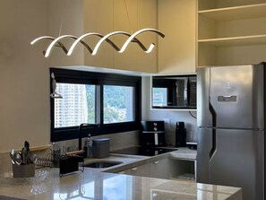 Private kitchen - Apartment with gym, terrace, pool and sea view. (Itapema)