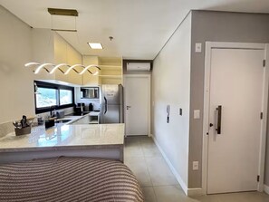 Private kitchen - Apartment with gym, terrace, pool and sea view. (Itapema)