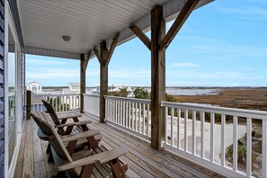 Property grounds - Clean & Modern Home w/ 2 King Suites, Elevator, & Short Walk to Beach (Surf City)