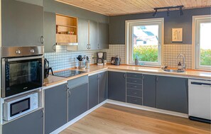 Fridge, microwave, oven, stovetop - Awesome home in Havndal with WiFi (Havndal)