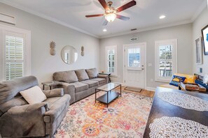Living area - Beautiful, Relaxing 3BR Home at North Myrtle Beach (North Myrtle Beach)