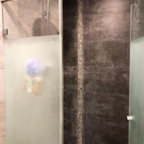 Towels, toilet paper - Spacious Apt with High-Speed WiFi & Parking - Center (Casablanca)