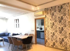 Dining - Spacious Apt with High-Speed WiFi & Parking - Center (Casablanca)