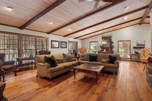 TV, fireplace, table football, offices - Farmhouse In The Pines (Big Bear Lake)