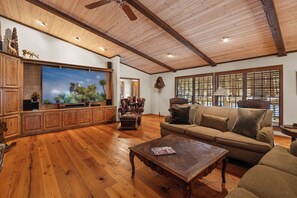 TV, fireplace, table football, offices - Farmhouse In The Pines (Big Bear Lake)