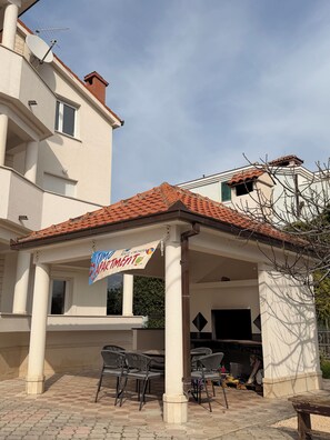 Outdoor dining - Beautiful studio only 5 min walk to beach in kastel stafilic split (Kaštel Štafilić)