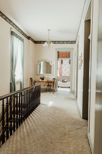 Historic District - Vintage Charm - Opal Suite