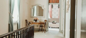 Historic District - Vintage Charm - Opal Suite
