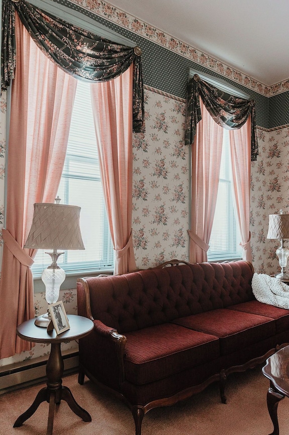 Historic District - Vintage Charm - Opal Suite - Hermann, MO