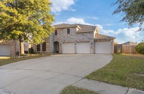 Exterior - Splash Stay & Celebrate! Kid Friendly Pool House close to Airport, Stockyards! (Fort Worth)