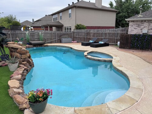 Splash Stay & Celebrate! Kid Friendly Pool House close to Airport, Stockyards!