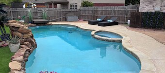 Splash Stay & Celebrate! Kid Friendly Pool House close to Airport, Stockyards!