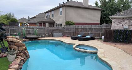 Splash Stay & Celebrate! Kid Friendly Pool House close to Airport, Stockyards!