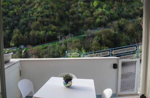 Outdoor dining - Peaceful refuge between the green mountains and the blue Amalfi Coast (Vietri sul Mare)